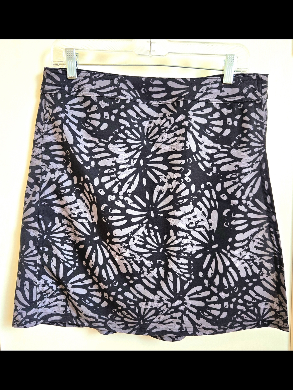 Ripskirt Hawaii Black Skirt with Light Gray Floral Burst Print